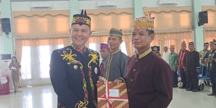 Bupati Gunung Mas, Jaya S Monong menyerahkan SK kepada para damang, di Kuala Kurun, Selasa (18/4/2023). (MASAPNEWS/GCM)