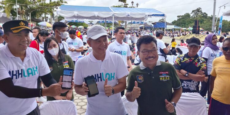 Bupati Gunung Mas, Jaya S Monong didampingi Kepala Disdukcapil Gunung Mas, Barthel dan Kapolres AKBP Asep Bangbang Saputra menunjukkan IKD di smatphone pribadi, usai melakukan registrasi dan aktivasi IKD di Kuala Kurun, Minggu (12/3/2023). (Foto : Diskominfosantik Gunung Mas)