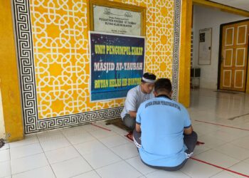 Warga Binaan Pemasyarakatan (WBP) Rutan Buntok menunaikan kewajiban membayar zakat fitrah. (IST)