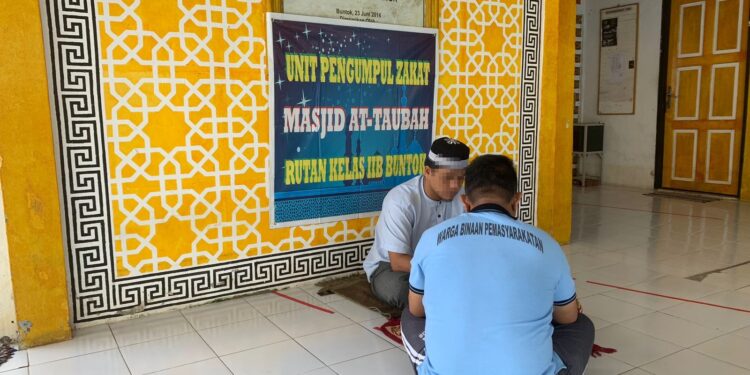 Warga Binaan Pemasyarakatan (WBP) Rutan Buntok menunaikan kewajiban membayar zakat fitrah. (IST)