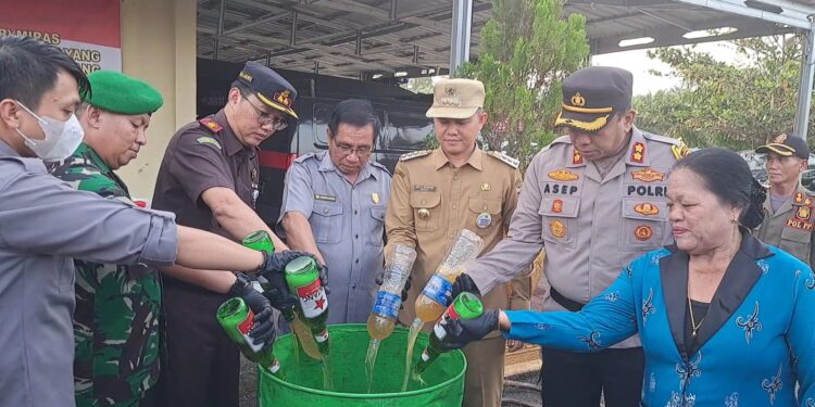 Suasana pemusnahan puluhan botol minol dan enam knalpot brong di Kuala Kurun, Senin (17/4/2023). (MASAPNEWS/GCM)