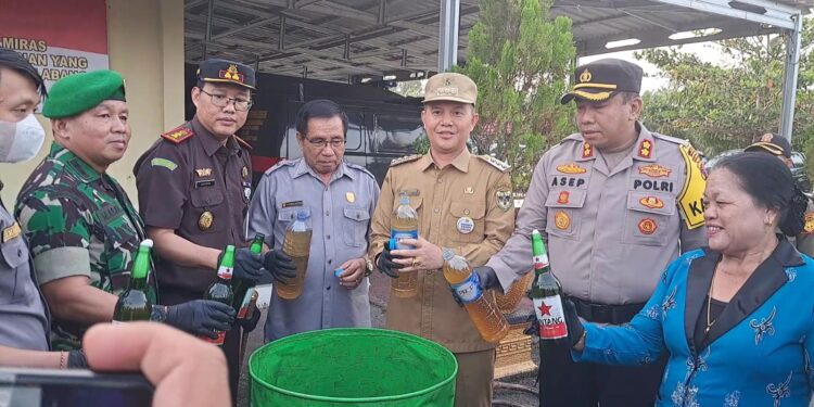 Suasana pemusnahan minol di Mapores Gunung Mas, Senin (17/4/2023). (MASAPNEWS/GCM)