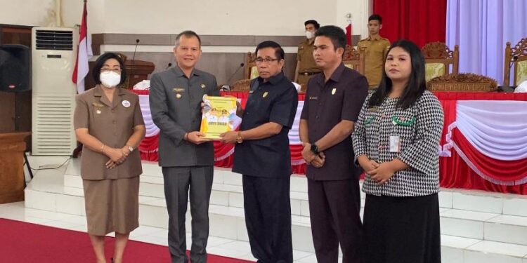 Bupati Gunung Mas Jaya S Monong menyampaikan LKPJ 2022 kepada Ketua DPRD Gunung Mas Akerman Sahidar, saat rapat paripurna di Kuala Kurun, Selasa (18/4/2023). (Foto : Protokol dan Perjalanan Setda Gunung Mas)