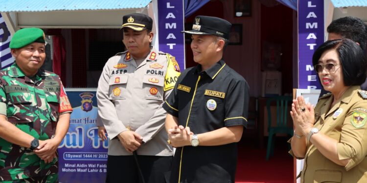 Forkopimda Gunung Mas memantau pos di Kuala Kurun, Selasa (18/4/2023). (Foto : Polres Gunung Mas)