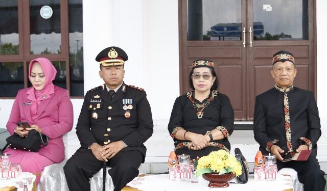 Wabup Gunung Mas Efrensia LP Umbing dan lainnya saat upacara peringatan Hari Jadi ke-66 Kalteng di Kuala Kurun, Selasa (23/5/2023). (Foto : Protokol dan Perjalanan Setda Kabupaten Gunung Mas)