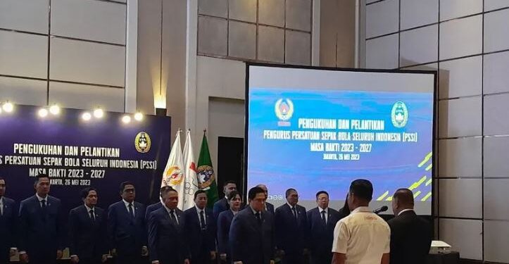 Ketua Umum Komite Olahraga Nasional Indonesia (KONI) Letjen (Purn) Marciano Norman mengukuhkan jajaran pengurus Persatuan Sepak Bola Seluruh Indonesia (PSSI) untuk periode 2023-2027 di Hotel Fairmont, Jakarta, Jumat (26/5). (ANT)