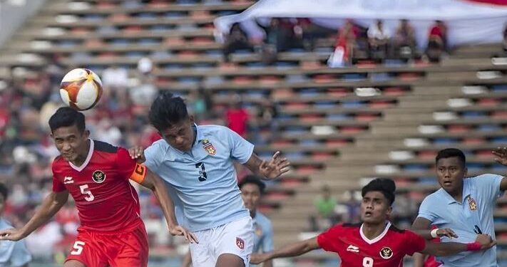 Pemain Timnas Indonesia U-22 Rizky Ridho (kiri) berebut bola dengan pemain Timnas Myanmar Thet Hein Soe (kedua kiri) saat pertandingan Grup A Sepak Bola SEA Games 2023 di National Olympic Stadium, Phnom Penh, Kamboja, Kamis (4/5/2023). (ANT)