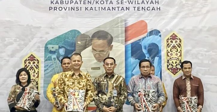 Bupati Gunung Mas Jaya S Monong dan Ketua DPRD Gunung Mas Akerman Sahidar menerima LHP BPK-RI Perwakilan Kalimantan Tengah atas LKPD tahun anggaran 2022 di Palangka Raya, Jumat (19/5/2023). (Foto : Protokol dan Perjalanan Setda Gunung Mas)