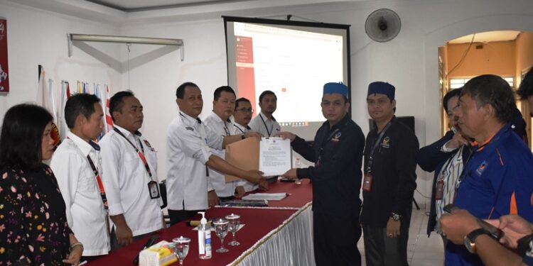 Ketua NasDem Kabupaten Gunung Mas, Evandi dan lainnya mendaftarkan 25 bacaleg Pemilu 2024 ke KPU Kabupaten Gunung Mas, Kamis (11/5/2023). (Foto : KPU Kabupaten Gunung Mas)