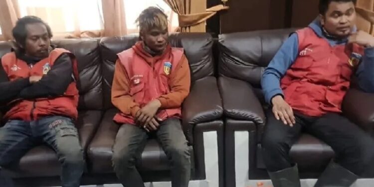 Tiga tukang ojek yang sempat disandera OTK di Mewuluk, Kabupaten Puncak Jaya, Papua Tengah. (MASAPNEWS/ANT/HO/Humas Polda Papua)