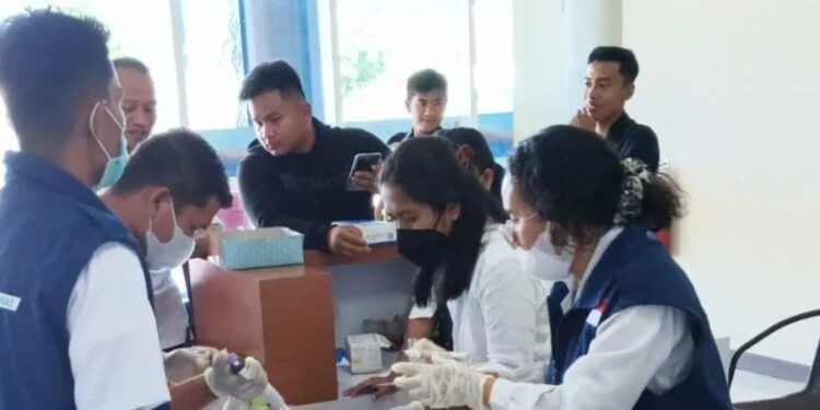Tim Loka POM Manggarai Barat lakukan pemeriksaan makanan Presiden Joko Widodo di Bandara Komodo Labuan Bajo beberapa waktu lalu. (MASAPNEWS/ANT/HO-Loka POM Manggarai Barat)