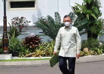 Menteri Energi dan Sumber Daya Mineral (ESDM) Arifin Tasrif di lingkungan istana kepresidenan Jakarta, Jumat (28/4/2023). (MASAPNEWS/ANT)