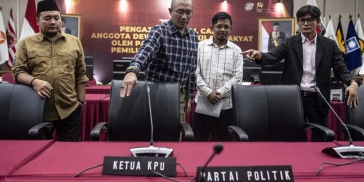 Ketua Komisi Pemilihan Umum (KPU) Hasyim Asy'ari (kedua kiri) bersama Komisioner Idham Holik (kedua kanan), August Mellaz (kanan), dan Mochamad Afifuddin (kiri) meninjau ruangan pengajuan bakal calon anggota DPR, DPRD Provinsi dan DPRD Kabupaten/Kota oleh partai politik serta pendaftaran calon DPD untuk peserta Pemilu serentak tahun 2024 di Kantor KPU, Jakarta, Minggu (30/4/2023). KPU membuka pengajuan untuk bakal calon anggota legistatif DPR, DPRD Provinsi, DPRD Kabupaten/Kota dan DPD itu mulai 1-14 Mei 2023. (MASAPNEWS/ANT)