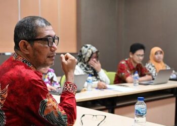 Direktur Seameo Biotrop Dr Zulhamsyah Imran saat menerangkan pentingnya isu biodiversitas pada kegiatan KTT Asean mendatang di ruang pertemuan Seameo Biotrop, Minggu (30/4/2023). (MASAPNEWS/ANT/HO-Seameo Biotrop)
