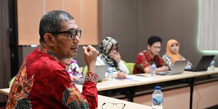Direktur Seameo Biotrop Dr Zulhamsyah Imran saat menerangkan pentingnya isu biodiversitas pada kegiatan KTT Asean mendatang di ruang pertemuan Seameo Biotrop, Minggu (30/4/2023). (MASAPNEWS/ANT/HO-Seameo Biotrop)