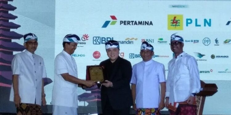 Menteri BUMN Erick Thohir dalam Perayaan Hari Suci Nyepi Tahun Saka 1945, dengan melaksanakan Dharma Santi BUMN 2023 di Sasono Utomo, Taman Mini Indonesia Indah, Jakarta Timur, Senin (1/5/2023). (MASAPNEWS/ANT)