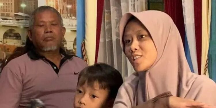 Ketua Persatuan Pelajar Putri Indonesia (PPPI) Sudan Melinda Retno Diningrum (kanan) berkumpul bersama keluarga di Desa Purwodadi, Kecamatan Tembarak, Kabupaten Temanggung, Senin (1/5/2023). (MASAPNEWS/ANT)