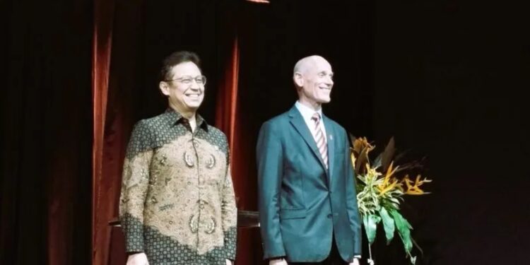 Menteri Kesehatan Budi Gunadi Sadikin (kiri) dan Duta Besar Kerajaan Belanda untuk Indonesia Lambert Grijns (kanan) dalam peringatan Hari Raja Belanda, atau "Koningsdag", di Kedutaan Besar Kerajaan Belanda, Jakarta, Rabu (3/5/2023). (MASAPNEWS/ANT)