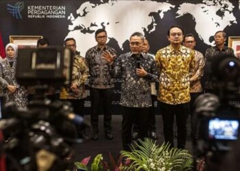Menteri Perdagangan Zulkifli Hasan (tengah) diampingi Wakil Menteri Jerry Sambuaga (tengah kanan) menyampaikan keterangan pers usai acara silaturahim jajaran pegawai Kementerian Perdagangan di Kantor Kementerian Perdagangan, Jakarta, Kamis (4/5/2023). Dalam kesempatan tersebut Zulkifli Hasan menyampaikan bahwa stabilitas harga bahan pokok selama periode Lebaran 2023 terjaga dengan baik. (MASAPNEWS/ANT)