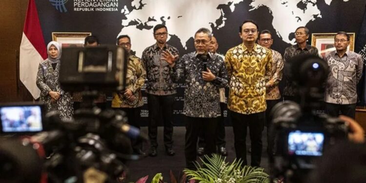 Menteri Perdagangan Zulkifli Hasan (tengah) diampingi Wakil Menteri Jerry Sambuaga (tengah kanan) menyampaikan keterangan pers usai acara silaturahim jajaran pegawai Kementerian Perdagangan di Kantor Kementerian Perdagangan, Jakarta, Kamis (4/5/2023). Dalam kesempatan tersebut Zulkifli Hasan menyampaikan bahwa stabilitas harga bahan pokok selama periode Lebaran 2023 terjaga dengan baik. (MASAPNEWS/ANT)