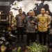 Menteri Perdagangan Zulkifli Hasan (tengah) diampingi Wakil Menteri Jerry Sambuaga (tengah kanan) menyampaikan keterangan pers usai acara silaturahim jajaran pegawai Kementerian Perdagangan di Kantor Kementerian Perdagangan, Jakarta, Kamis (4/5/2023). Dalam kesempatan tersebut Zulkifli Hasan menyampaikan bahwa stabilitas harga bahan pokok selama periode Lebaran 2023 terjaga dengan baik. (MASAPNEWS/ANT)