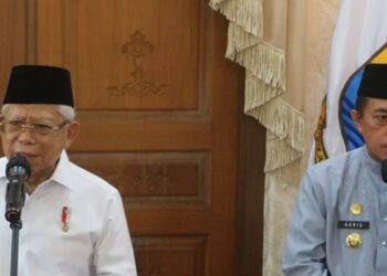 Wakil Presiden Maruf Amin didampingi Gubernur Jambi Al Haris menyampaikan pernyataan setelah menyaksikan pengukuhan Komite Daerah Ekonomi dan Keuangan Syariah (KDEKS) provinsi Jambi di Rumah Dinas Gubernur Jambi, Kamis (4/5/2023). (MASAPNEWS/ANT)
