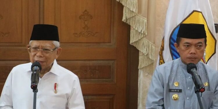 Wakil Presiden Maruf Amin didampingi Gubernur Jambi Al Haris menyampaikan pernyataan setelah menyaksikan pengukuhan Komite Daerah Ekonomi dan Keuangan Syariah (KDEKS) provinsi Jambi di Rumah Dinas Gubernur Jambi, Kamis (4/5/2023). (MASAPNEWS/ANT)