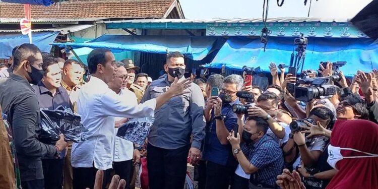 Presiden Joko Widodo menyapa sejumlah warga saat mengunjungi Pasar Natar, Lampung Selatan, Provinsi Lampung, (5/5/2023). (MASAPNEWS/ANT)