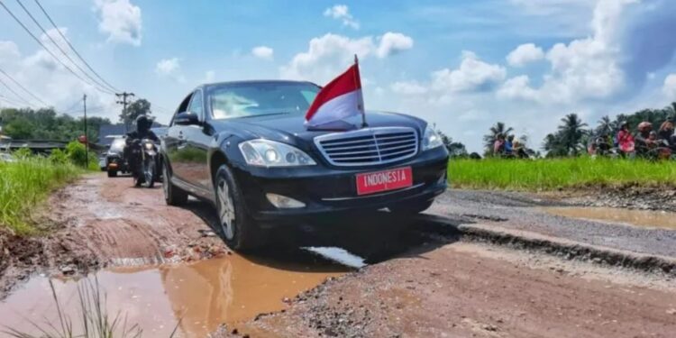 Mobil sedan yang dinaiki Presiden Joko Widodo terlihat melintasi Jalan Terusan Ryacudu, Kota Baru, Jati Agung, Lampung Selatan, Jumat (5/5/2023). (MASAPNEWS/ANT/HO-Biro Pers Sekretariat Presiden)