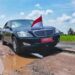 Mobil sedan yang dinaiki Presiden Joko Widodo terlihat melintasi Jalan Terusan Ryacudu, Kota Baru, Jati Agung, Lampung Selatan, Jumat (5/5/2023). (MASAPNEWS/ANT/HO-Biro Pers Sekretariat Presiden)