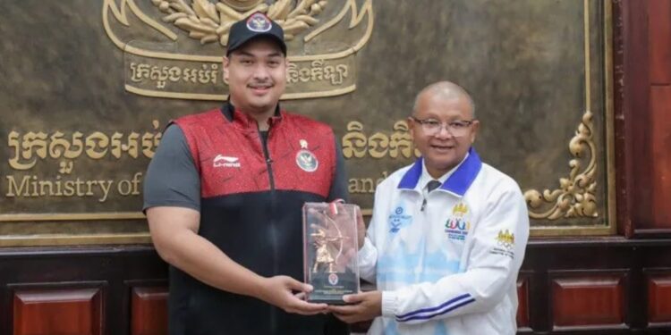 Menteri Pendidikan, Pemuda dan Olahraga Kamboja Hang Chuon Naron (kiri) melakukan pertemuan dengan Menpora Republik Indonesia Dito Ariotedjo (kanan) di Phnom Penh, Sabtu (6/5/2023). (MASAPNEWS/ANT/HO-Kemenpora)
