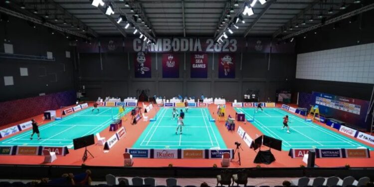 Timnas bulu tangkis Indonesia menjalani sesi latihan perdana di Badminton Hall Morodok Techo dengan menjajal tiga lapangan sekaligus, jelang pertandingan di SEA Games 2023 Phnom Penh, Kamboja. (MASAPNEWS/ANT/HO-PP PBSI)