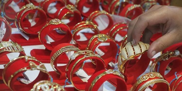 Ilustrasi - Pramuniaga menata perhiasan di sebuah gerai emas di Malang, Jawa Timur, Rabu (12/4/2023). (MASAPNEWS/ANT)