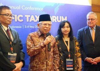 (Kiri ke kanan) Salah satu pendiri lembaga riset Institute of Development for Economic and Finance (INDEF) Didik J Rachbini, Wakil Presiden Ma'ruf Amin, Direktur Program INDEF Esther Sri Astuti dan President International Tax and Investment Center Daniel Witt menyampaikan keterangan setelah pembukaan Asia Pacific Tax Forum (APTF) ke-14 di Jakarta, Rabu (3/5/2023). (MASAPNEWS/ANT)