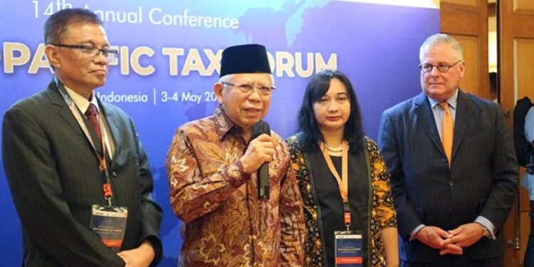 (Kiri ke kanan) Salah satu pendiri lembaga riset Institute of Development for Economic and Finance (INDEF) Didik J Rachbini, Wakil Presiden Ma'ruf Amin, Direktur Program INDEF Esther Sri Astuti dan President International Tax and Investment Center Daniel Witt menyampaikan keterangan setelah pembukaan Asia Pacific Tax Forum (APTF) ke-14 di Jakarta, Rabu (3/5/2023). (MASAPNEWS/ANT)