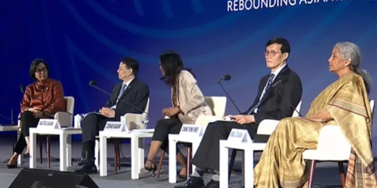 Tangkapan layar - Menteri Keuangan Sri Mulyani (kiri) dalam acara ADB Annual Meeting Governors Seminar 2023 yang dipantau secara daring, di Jakarta, Rabu (3/5/2023). (MASAPNEWS/ANT)