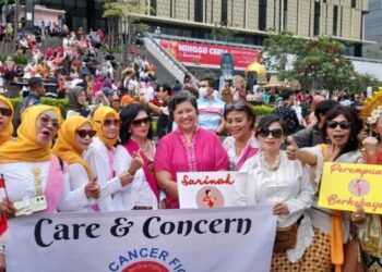 Wakil Ketua MPR RI Lestari Moerdijat (memakai baju merah jambu di tengah) berfoto bersama anggota komunitas peduli kanker dalam parade etnik penyintas kanker di Sarinah, Jakarta Pusat, Minggu (7/5/2023). (MASAPNEWS/ANT)