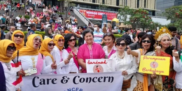 Wakil Ketua MPR RI Lestari Moerdijat (memakai baju merah jambu di tengah) berfoto bersama anggota komunitas peduli kanker dalam parade etnik penyintas kanker di Sarinah, Jakarta Pusat, Minggu (7/5/2023). (MASAPNEWS/ANT)
