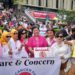 Wakil Ketua MPR RI Lestari Moerdijat (memakai baju merah jambu di tengah) berfoto bersama anggota komunitas peduli kanker dalam parade etnik penyintas kanker di Sarinah, Jakarta Pusat, Minggu (7/5/2023). (MASAPNEWS/ANT)