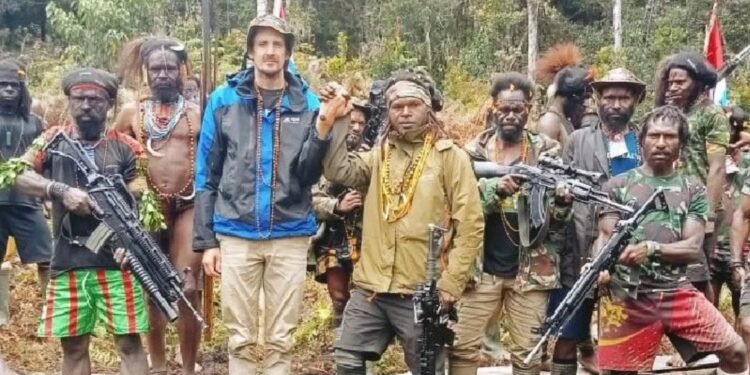 Pilot Susi Air Philip ditengah anggota Kelompok Kriminal Bersenjata (KKB) yang menyanderanya sejak tanggal 7 Pebruari di Paro, Kabupaten Nduga. (MASAPNEWS/ANT/HO/Dokumen Pribadi)