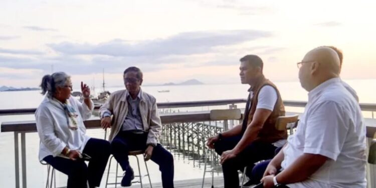 Menteri Koordinator Bidang Politik, Hukum, dan Keamanan (Menko Polhukam) Mahfud MD (dua kiri) berbincang dengan sejumlah pejabat pada sela-sela kegiatannya di Labuan Bajo, Nusa Tenggara Timur, Minggu (7/5/2023). (MASAPNEWS/ANT/HO-Dokumentasi Kemenko Polhukam RI)