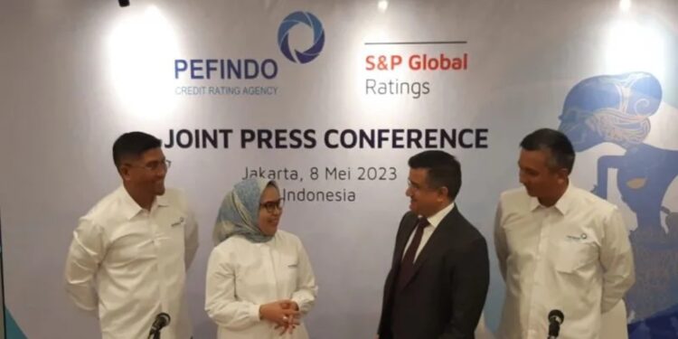 Perwakilan PEFINDO dan S&P Global Ratings resmi menjalin kemitraan melalui akuisisi saham PEFINDO oleh S&P Global Ratings sebesar 15 persen, Jakarta, Senin. (MASAPNEWS/ANT)
