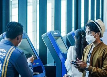 Ilustrasi - Seorang petugas penjualan tiket sedang melayani calon penumpang yang ingin naik kapal ferry. (MASAPNEWS/ANT/HO-ASDP Indonesia Ferry)