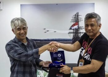 Pelaksana Tugas Direktur Pendidikan Masyarakat dan Pendidikan Khusus Kemendikbudristek Aswin Wihdiyanto (kanan) menyerahkan plakat Festival Kurikulum Merdeka kepada Redaktur Pelaksana LKBN Antara Sapto Heru Purnomojoyo (kiri) di Kantor LKBN Antara, Jakarta, Selasa (16/5/2023). (MASAPNEWS/ANT)