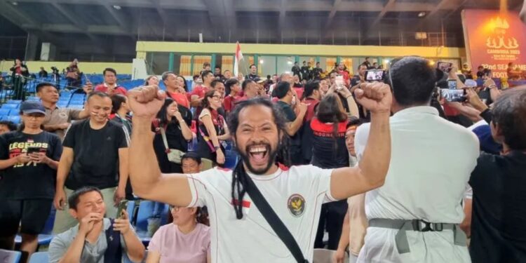 Salah satu suporter Timnas Indonesia yang datang langsung dari Jakarta, Topan (Cupink Topan) yang secara khusus memberikan dukungan pada timnas melawan Thailand pada final SEA Games 2023 di Olympic Stadium Phnom Penh, Selasa (16/5/2023). (MASAPNEWS/ANT)
