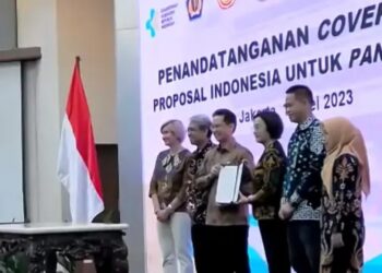 Menteri Keuangan (Menkeu) Sri Mulyani (ketiga dari kanan) dan Menteri Kesehatan (Menkes) Budi Gunadi (ketiga dari kiri) dalam acara Penandatanganan Proposal Indonesia untuk Pandemic Fund yang dipantau secara daring di Jakarta, Rabu (17/05/2023). (MASAPNEWS/ANT)