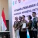 Menteri Keuangan (Menkeu) Sri Mulyani (ketiga dari kanan) dan Menteri Kesehatan (Menkes) Budi Gunadi (ketiga dari kiri) dalam acara Penandatanganan Proposal Indonesia untuk Pandemic Fund yang dipantau secara daring di Jakarta, Rabu (17/05/2023). (MASAPNEWS/ANT)