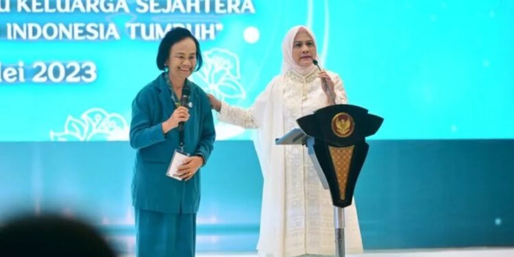 Ibu Negara Iriana Joko Widodo (kanan) menghadiri peringatan HKG PKK Ke-51 Tahun 2023 di Kota Medan, Sumatra Utara, Rabu (17/5/2023). (MASAPNEWS/ANT/HO-Biro Pers Sekretariat Presiden)
