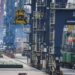 Ilustrasi - Pekerja melakukan bongkar muat di terminal peti kemas di Pelabuhan Tanjung Priok, Jakarta, Senin (15/5/2023). Badan Pusat Statistik (BPS) mencatat neraca perdagangan Indonesia pada April 2023 kembali surplus sebesar US$3,94 Miliar. (MASAPNEWS/ANT)