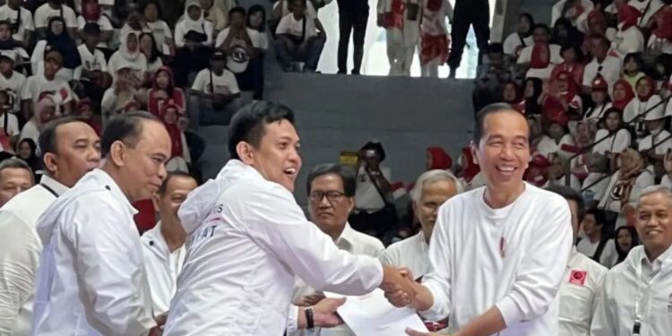 Ketua Panitia Musyawarah Rakyat (Musra) Relawan Jokowi, Panel Barus (kiri), menyerahkan hasil musyawarah ke Presiden Republik Indonesia Joko Widodo (kanan) pada acara puncak Musra di Gedung Istora Senayan, Jakarta, Minggu (14/5/2023). (MASAPNEWS/ANT)